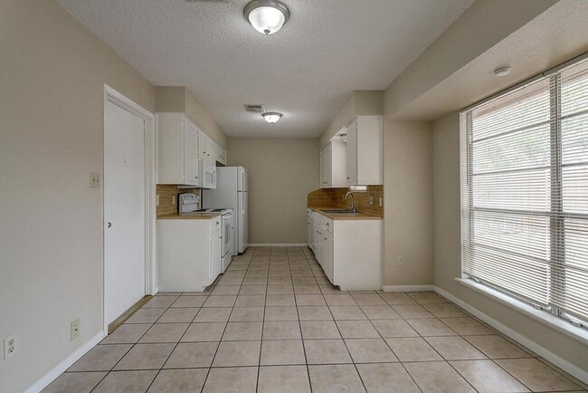 Building Photo - 5225 Bonham St
