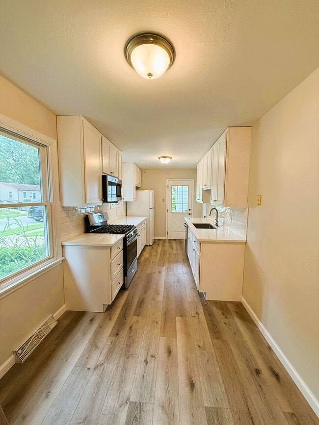 Building Photo - Fully Rehabbed 3 bedroom, 1 bathroom Renta...