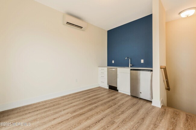 Building Photo - 700 Bangs Ave