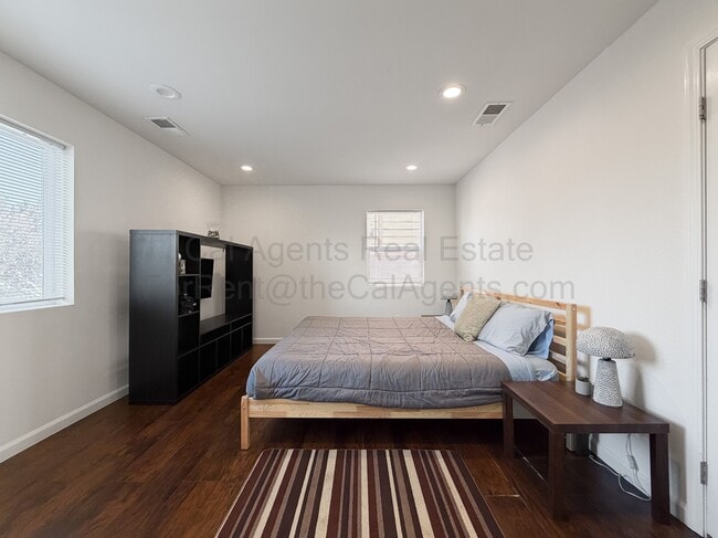 Building Photo - 1532 32nd St