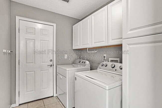 Building Photo - 1819 Branch Vine Dr W