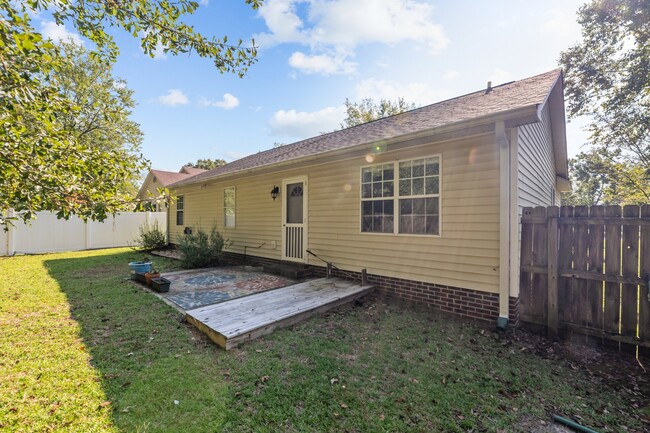 Building Photo - 104 Monterey Cir