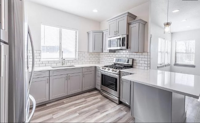 Building Photo - Perfect location 3 bed 2.5 bath Townhouse.