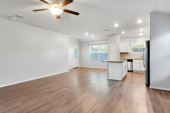 Building Photo - Charming Home with Elegant Granite Countertops and Cabinets!