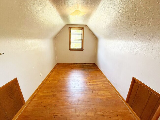 Building Photo - 3 BED 1 BATH BEAUTIFUL SINGLE FAMILY HOME