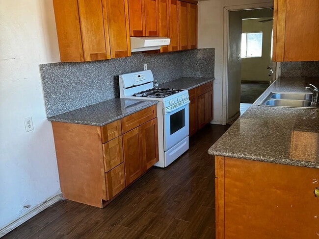 Building Photo - Large 5 bedroom single story ranch house