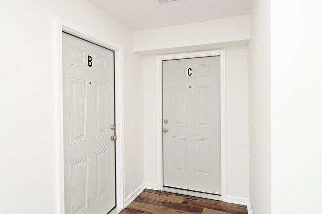 Building Photo - Beautifully Renovated Downtown Basement Ap...
