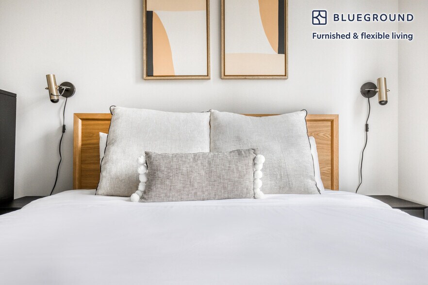 Building Photo - 8 E Huron St