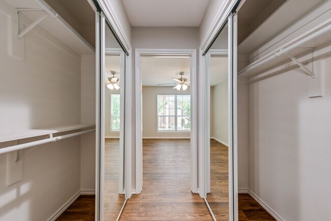 Building Photo - Stylish Upstairs Corner Unit Near Lake Ray...