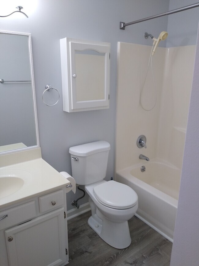 Building Photo - 103 Pinewood Dr