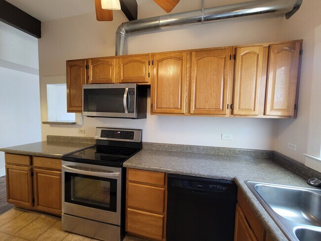 Building Photo - 113/115 Vitra Place