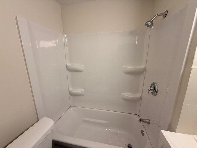 Building Photo - 750-752 E Wheeling St