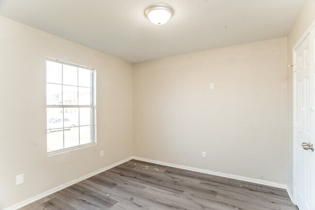 Building Photo - 3003 John Porter Dr