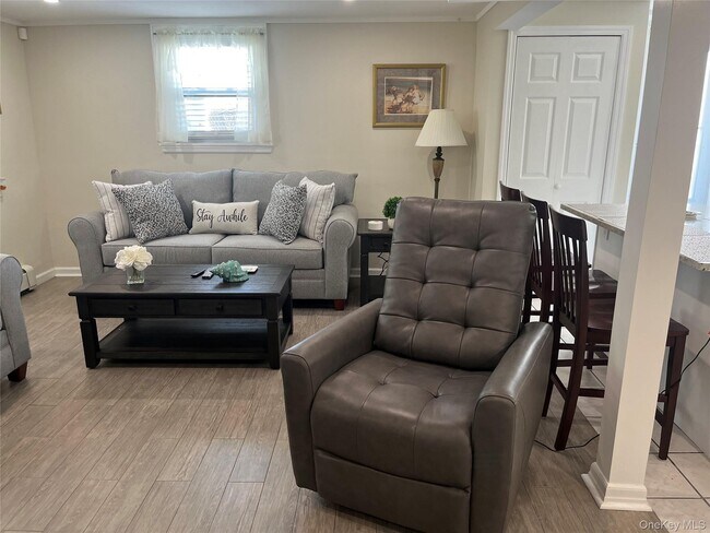 Building Photo - 321 W Walnut St