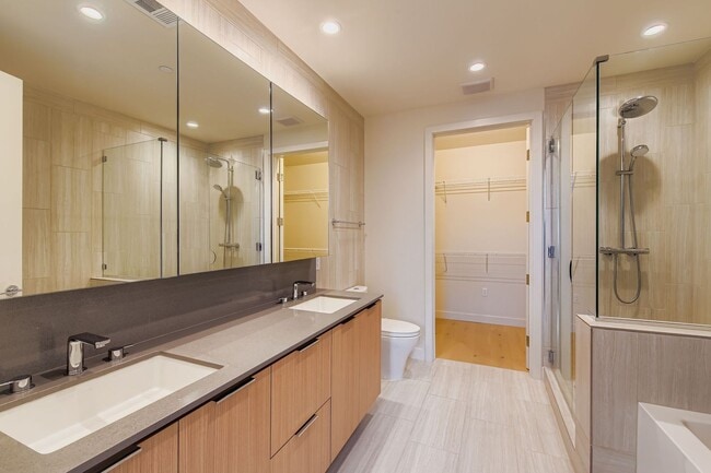 Building Photo - Gorgeous 30th Floor 2BD / 2BA Corner Sky R...