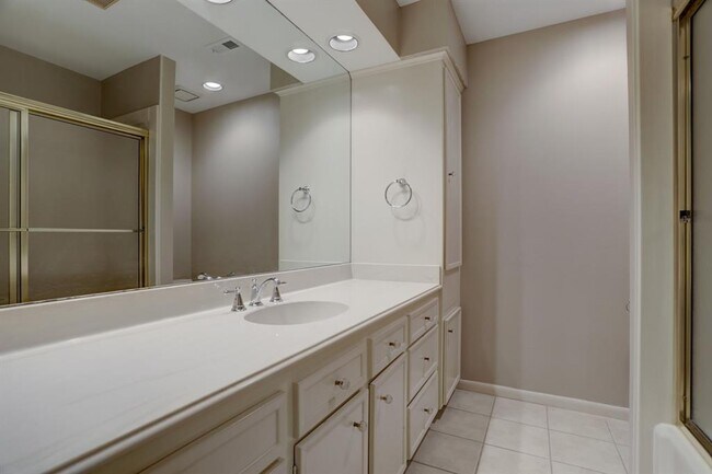 Building Photo - 2307 Fairway Cir
