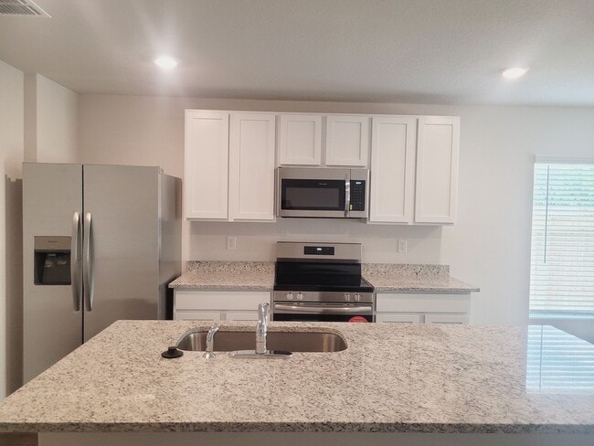 Building Photo - "Like New" 1-story | 4 bedroom | 2 bath home on quiet cul-de-sac with no neighbors behind in tran...