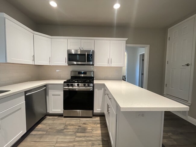 Building Photo - 806 E 3rd St