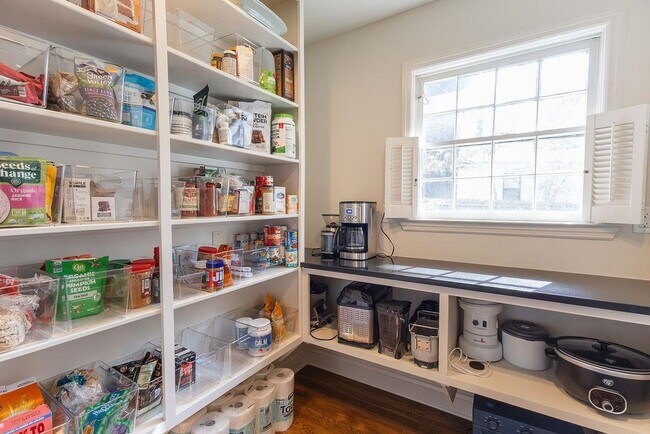 Building Photo - 3719 S Woodland Dr