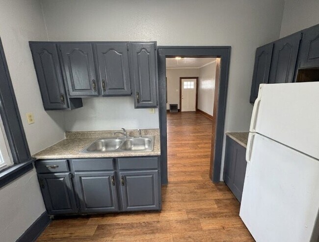 Building Photo - 2 Bedroom / 1 Bathroom Home for Rent!