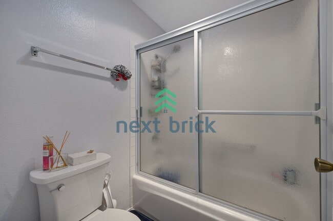 Building Photo - Charming 3-bedroom, 2.5 baths | Family-Friendly Bellevue Crossroads Neighborhood