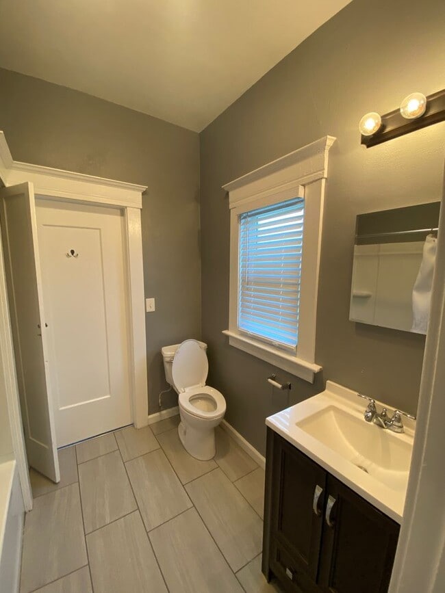 Building Photo - Gorgeous 2BR/1BA Home in Temescal, Great N Oakland Location