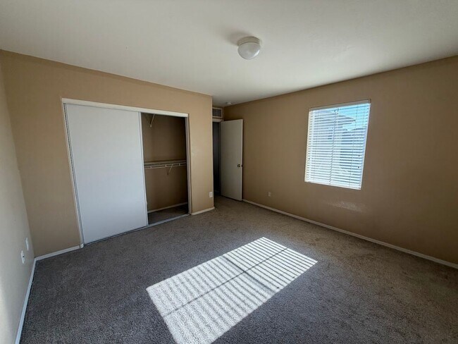 Building Photo - Beautiful Home for Rent in Phoenix! **NEW CARPET**