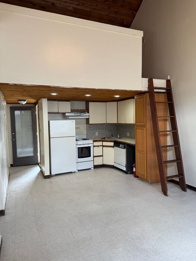 Building Photo - Cozy Efficiency with private backyard