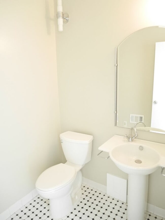 Building Photo - Columbia Contemporary Charmer in a Prime L...