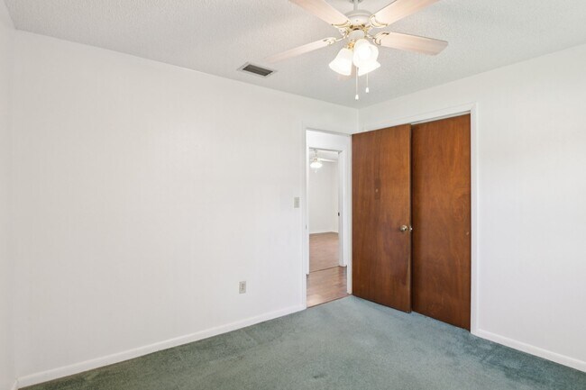 Building Photo - 4704 Queen Palm Dr