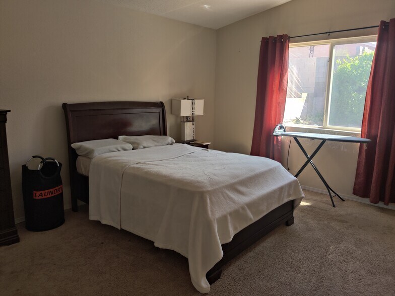 Building Photo - 420 Sawtooth St SE