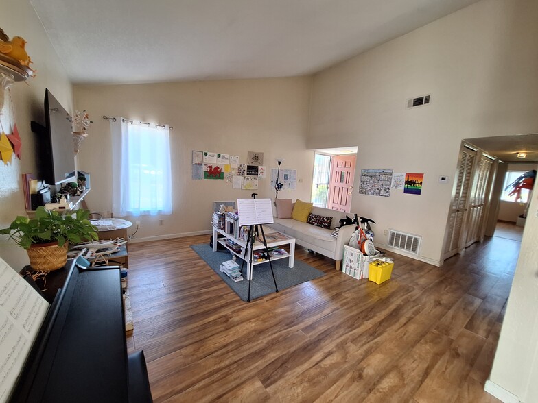Building Photo - 5042 Glide Dr