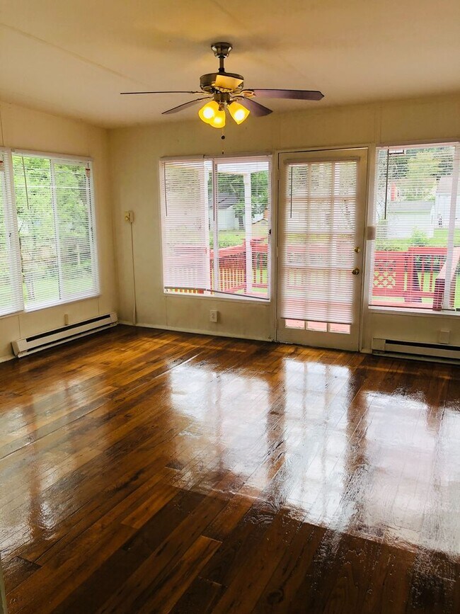 Building Photo - Adorable 3 bdrm/1.5 bath Home on a Corner Lot Across From Belmont Golf Course in Lakeside!