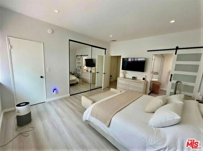 Building Photo - 5139 Balboa Blvd