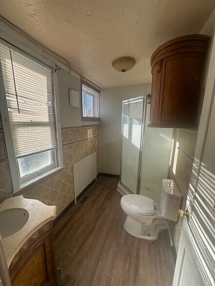 Building Photo - 227 E Walnut St