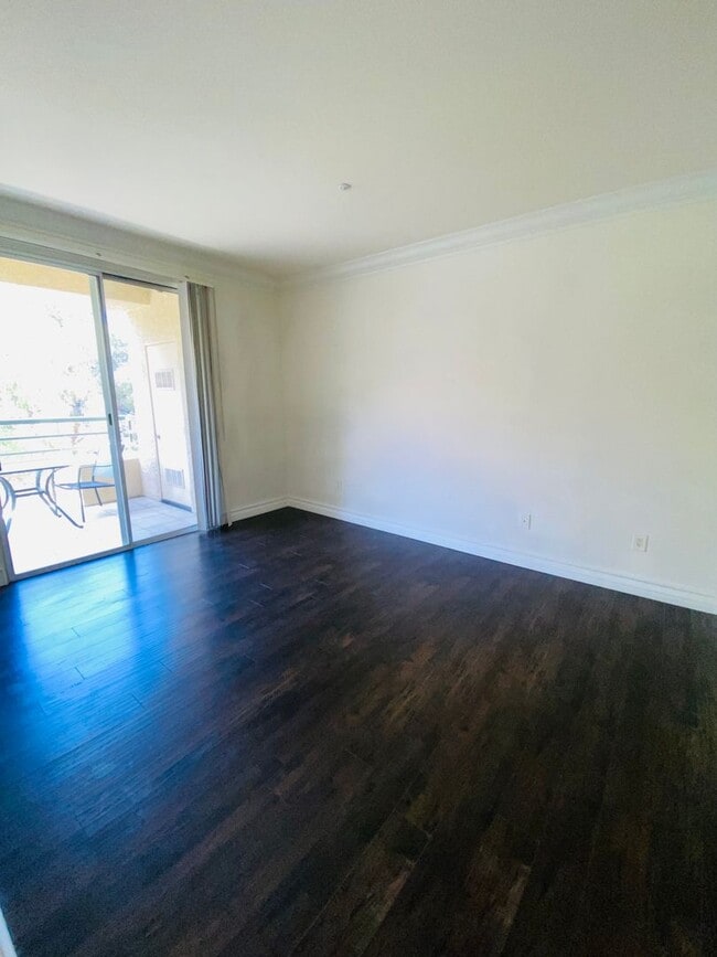 Building Photo - Beautiful, unfurnished luxury condo at the...