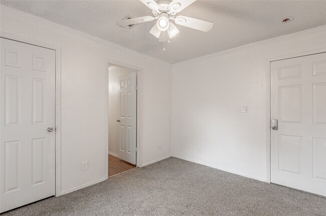 Building Photo - 144 Varsity Dr