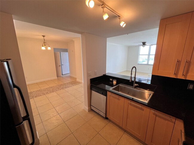 Building Photo - 511 SE 5 Ave