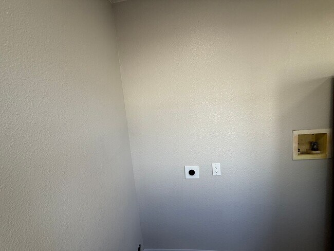 Building Photo - Newly Remodeled! Dog friendly!