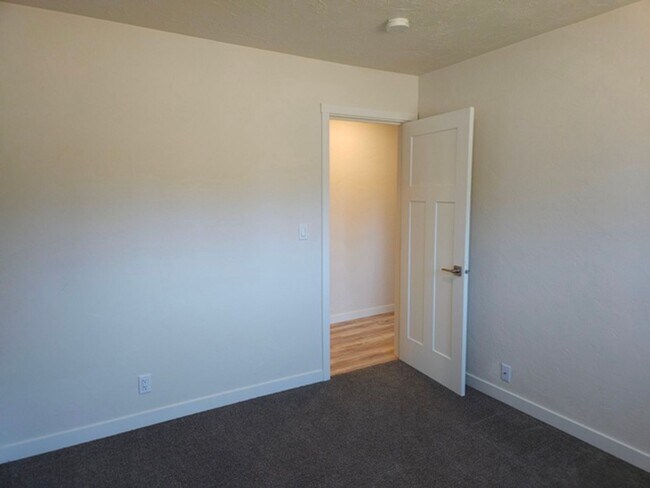 Building Photo - 3Bd/2.5Ba Single Story Home-For viewing!