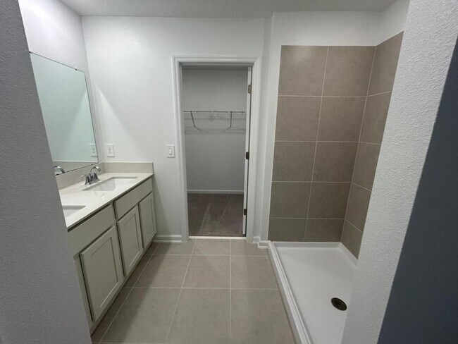 Building Photo - 5680 Portico Pl