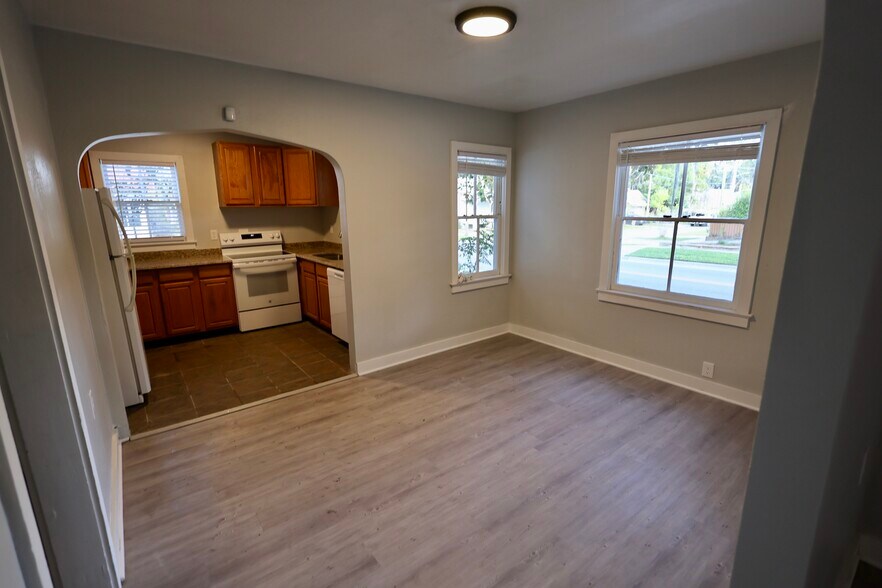 Dinning Room - 400 S 9th St