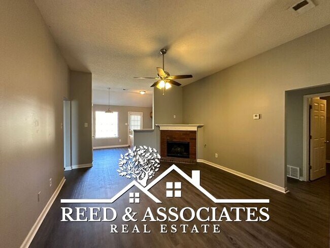 Building Photo - 3 Bedroom in Raleigh! New Flooring
