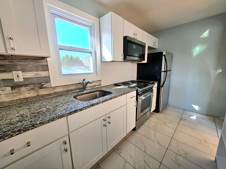 Building Photo - 40 Carlton Ave