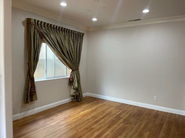 Building Photo - 5255 Hermitage Ave