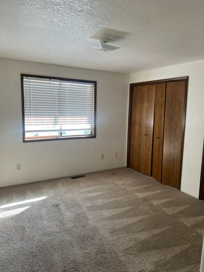 Building Photo - 2 BEDROOM TOWNHOME IN PHOENIX
