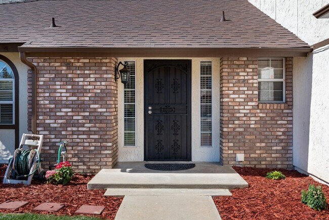 Building Photo - Beautiful 3 bedroom home in Clovis!