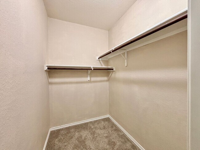 Building Photo - Welcome to this Big & Beautiful! 5 bed/3.5...