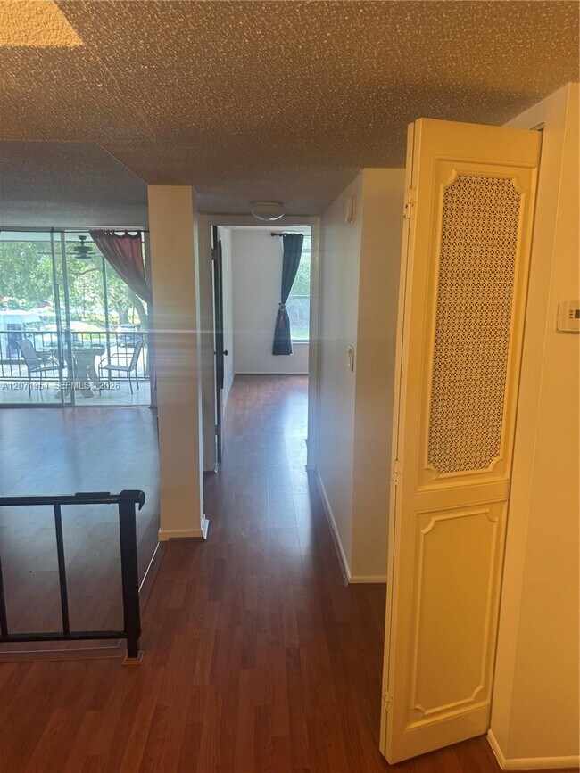 Building Photo - 3740 Inverrary Dr