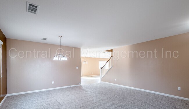 Building Photo - Large 4 Bedroom/2.5 Bath Home with a Large Loft - $2795 Per Month!